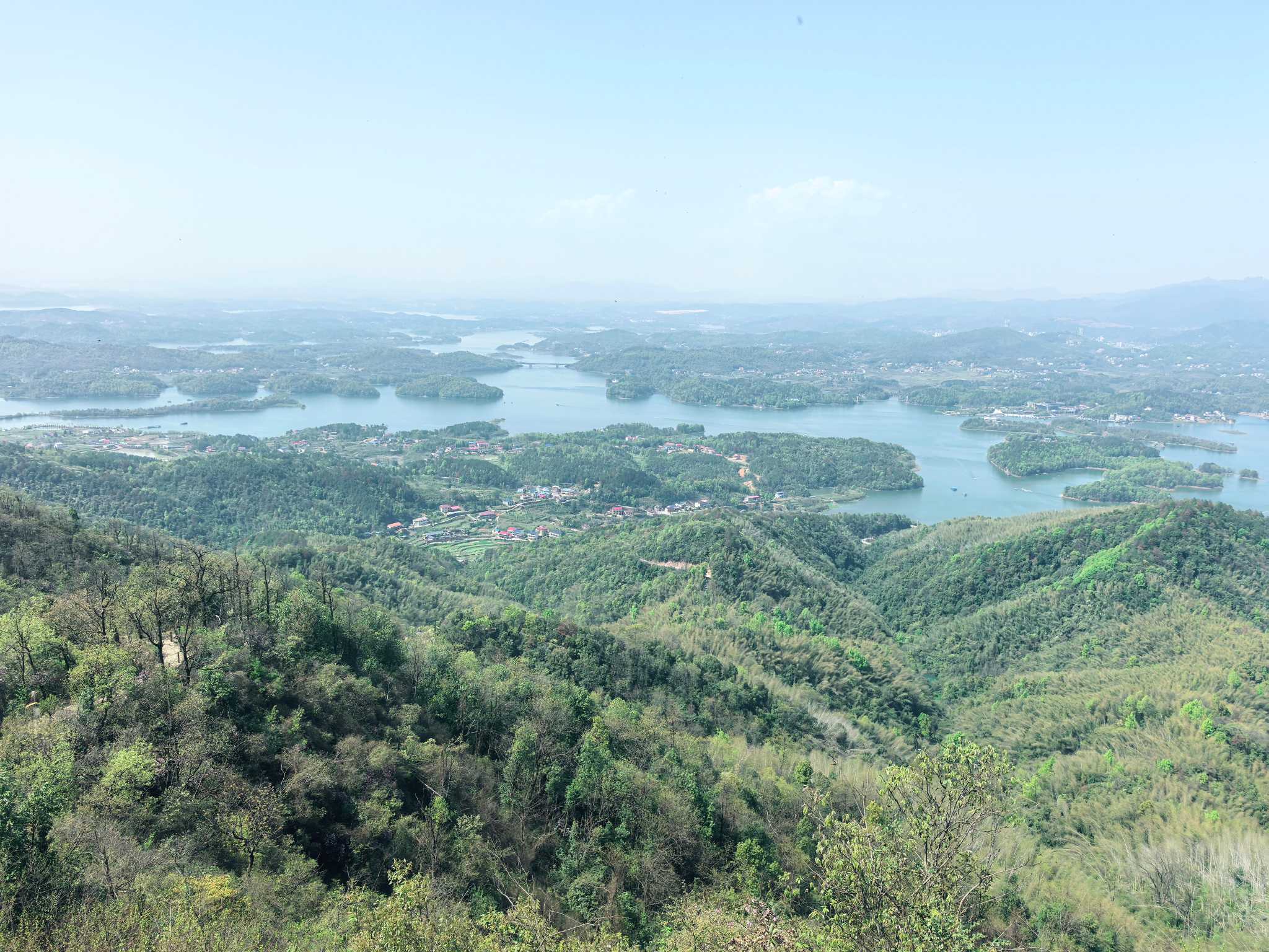 山腰中的水府庙全景